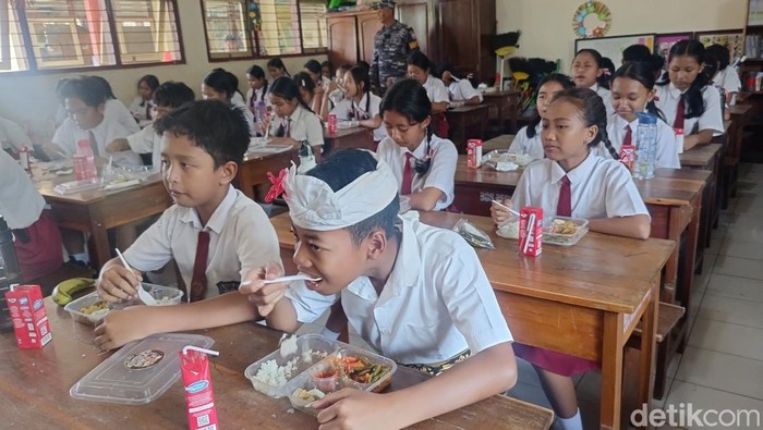 Antusias siswa di SDN 4 Sanur, Denpasar, Bali saat mengikuti uji coba MBG pada Senin (17/2/2025).