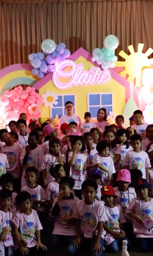 Di perayaan ultahnya yang pertama Shandy mengundang anak-anak dari berbagai yayasan untuk berbagi kebahagiaan. Terllihat para tamu undangan yang hadir juga mengenakan pakaian seragam, mirip dengan yang dikenakan Shandy dan keluarga. Foto: Instagram/@shandyaulia