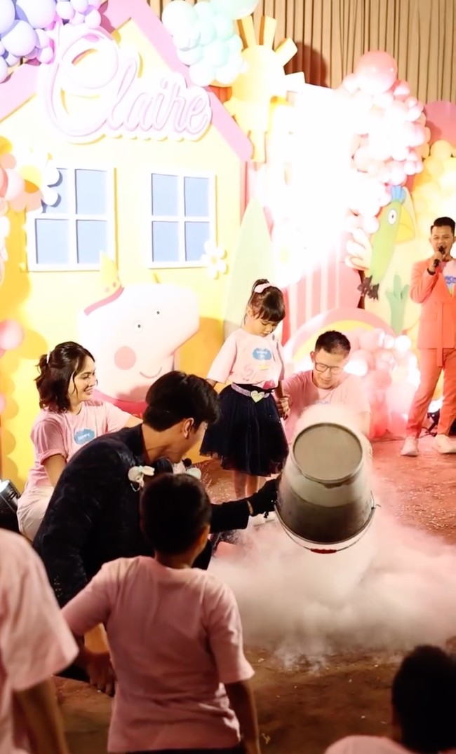 Acara berlangsung meriah dengan berbagai atraksi serta aktivitas dan tempat bermain anak. Shandy dan David juga terlihat kompak setia menemani anaknya. Foto: Instagram/@shandyaulia