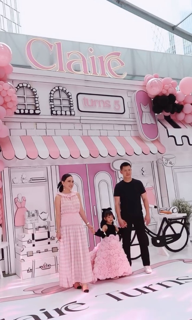 Perayaan ulang tahunnya yang kedua tampak lebih mewah dengan dominasi warna hitam dan merah muda. Claire sendiri tampil cantik kenakan gaun panjang dengan aksen bunga. Foto: Instagram/@shandyaulia