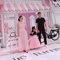 Perayaan ulang tahunnya yang kedua tampak lebih mewah dengan dominasi warna hitam dan merah muda. Claire sendiri tampil cantik kenakan gaun panjang dengan aksen bunga. Foto: Instagram/@shandyaulia