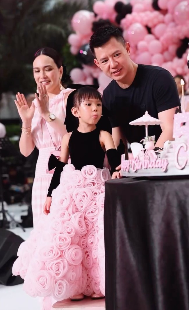 Shandy dan David juga kembali terlihat kompak di perayaan ultah Clair. Shandy tampil anggun kenakan dress merah muda sementara David tampil dengan kaos dan celana panjang hitam. Foto: Instagram/@shandyaulia