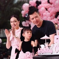 Shandy dan David juga kembali terlihat kompak di perayaan ultah Clair. Shandy tampil anggun kenakan dress merah muda sementara David tampil dengan kaos dan celana panjang hitam. Foto: Instagram/@shandyaulia