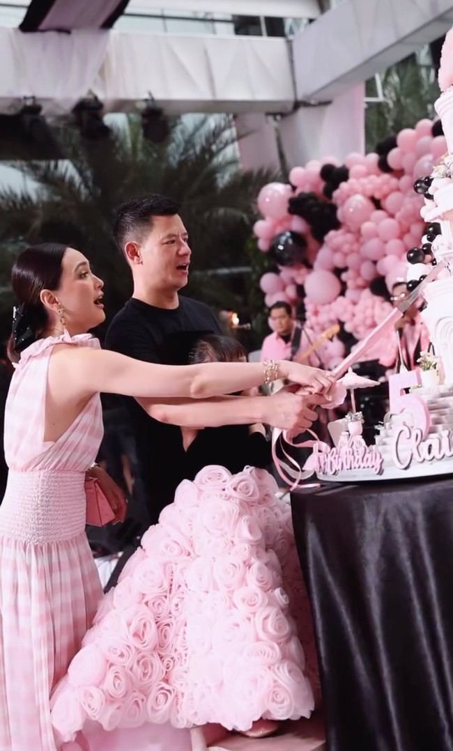 Kompak, Shandy dan mantan suaminya itu turut membantu putri mereka saat momen potong kue. Terlihat kue ulang tahun Claire tak kalah mewah, terdirii darii beberapa tingkat. Foto: Instagram/@shandyaulia