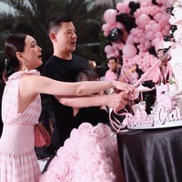 Kompak, Shandy dan mantan suaminya itu turut membantu putri mereka saat momen potong kue. Terlihat kue ulang tahun Claire tak kalah mewah, terdirii darii beberapa tingkat. Foto: Instagram/@shandyaulia