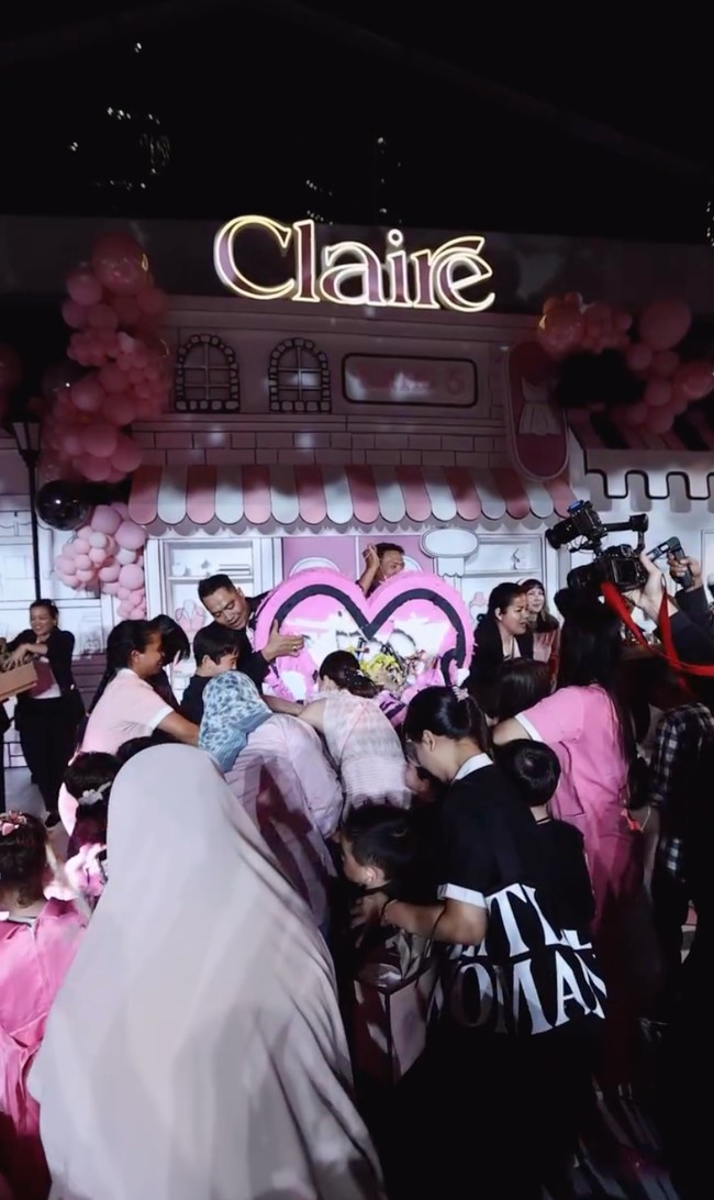 Perayaan kali ini juga tak kalah seru dan meriah dibandingkan yang pertama. Terlihat para tamu undangan yang begitu antusias di momen memecahkan pinata. Foto: Instagram/@shandyaulia