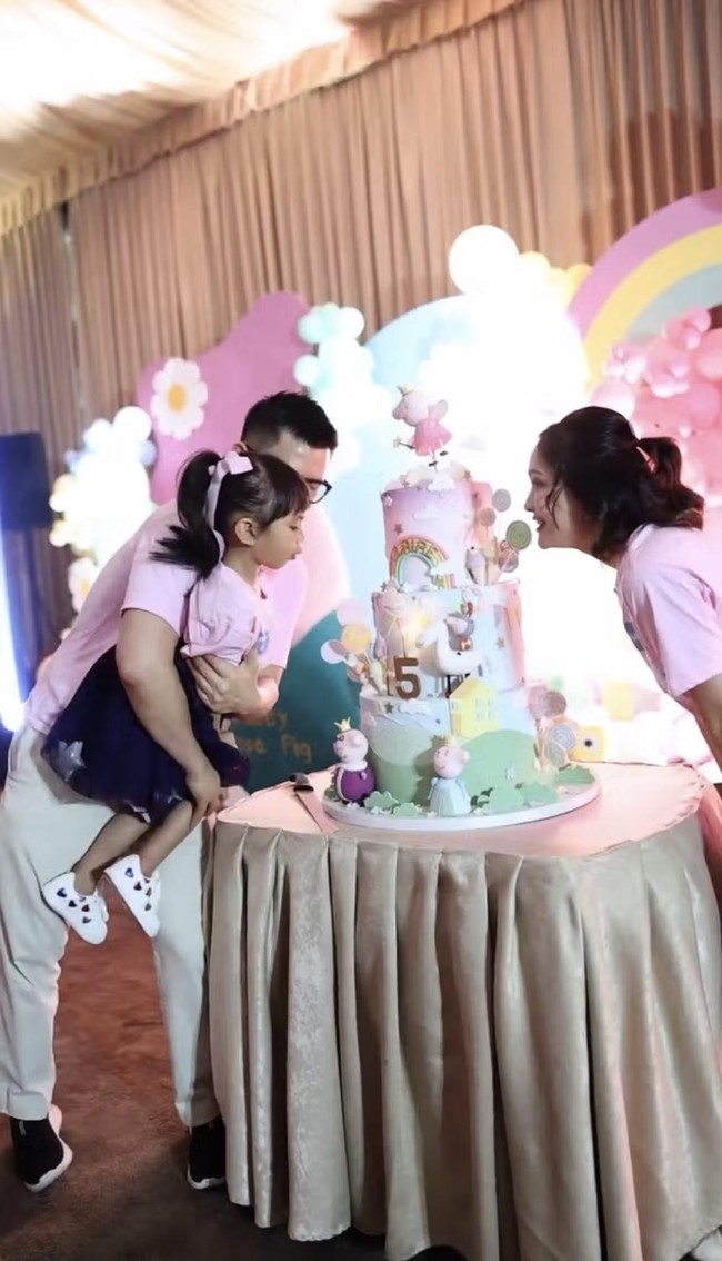 Claire Herbowo, putri Shandy Aulia dan mantan suaminya, David Herbowo, baru saja berulang tahun yang ke-5. Merayakannya, Shandy membuat pesta mewah sebanyak 2 kali untuk putrinya. Foto: Instagram/@shandyaulia