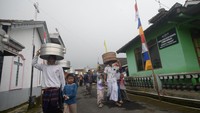 Tradisi Sadranan yang telah dilakukan turun temurun pada bulan Ruwah penanggalan Jawa tersebut diikuti oleh warga beragama Kristen dan Islam.  