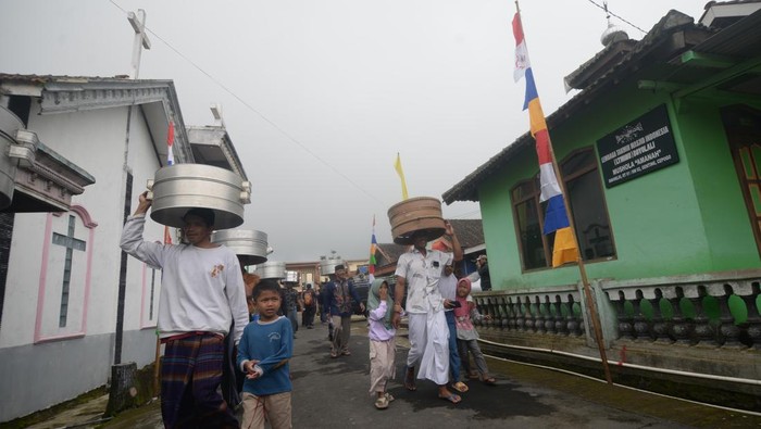 Umat Antar Beragama Gelar Sadranan di Lereng Merbabu Sejumlah warga membawa tenong berisi makanan saat melintas diantara gereja dan masjid saat mengikuti Tradisi Sadranan di lereng Gunung Merbabu, Sidorejo, Ginting, Cepogo, Boyolali, Jawa Tengah, Senin (17/2/2025). Tradisi Sadranan yang telah dilakukan turun temurun pada bulan Ruwah penanggalan Jawa tersebut diikuti oleh warga beragama Kristen dan Islam untuk bersama-sama mendoakan para leluhur yang telah meninggal dunia sekaligus sebagai wujud kerukunan antarumat beragama melalui kegiatan tradisi budaya Jawa. ANTARA FOTO/Aloysius Jarot Nugroho/nym.
