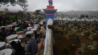 Mereka bersama-sama mendoakan para leluhur yang telah meninggal dunia sekaligus sebagai wujud kerukunan antarumat beragama melalui kegiatan tradisi budaya Jawa.   