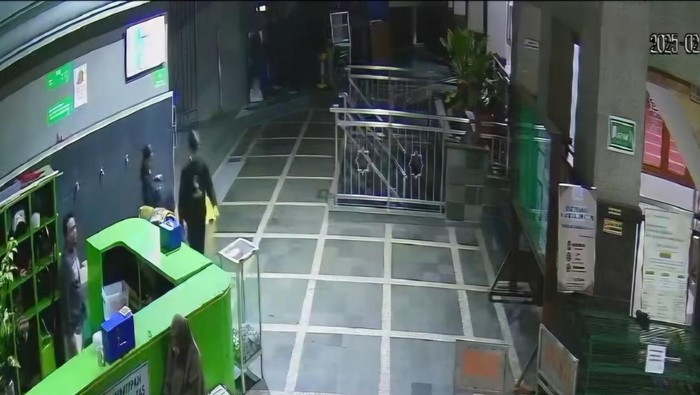 Video rekaman CCTV dengan narasi pasangan suami-istri (pasutri) diduga mencuri tas milik tim pendakwah di masjid Bogor viral. Foto: Tangkapan layar video viral.