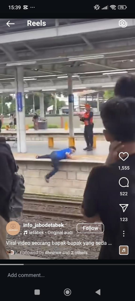 Viral pria dipukuli suporter di Stasiun Jatinegara. (Dok. screenshot video viral)