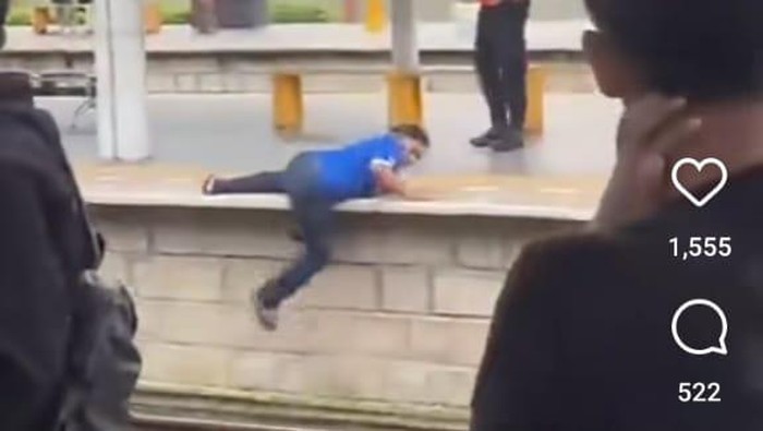 Viral pria dipukuli suporter di Stasiun Jatinegara. (Dok. screenshot video viral)