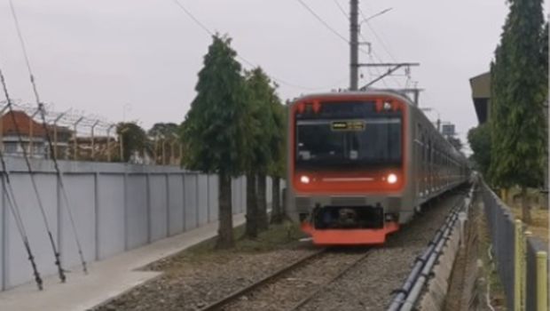 Wakil Menteri BUMN Kartika Wirjoatmodjo mencoba krl made in Madiun. (Tangkapan layar instaram @Kartika Wirjoatmodjo.)