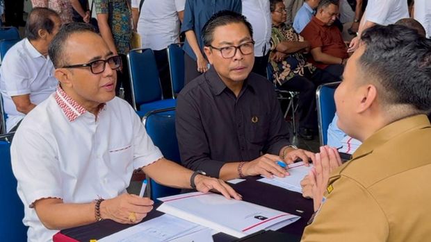 Wali Kota dan Wakil Wali Kota (Wawalkot) Denpasar terpilih, I Gusti Ngurah Jaya Negara-I Kadek Agus Arya Wibawa (Jaya-Wibawa) mengikuti tes kesehatan di Gedung F, Kementerian Dalam Negeri (Kemendagri), Jakarta, Senin, (17/2/2024). (Dok. Pemkot Denpasar)