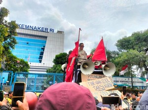 Ojol Demo di Depan Kemenaker, Wamenaker Naik Mobil Komando