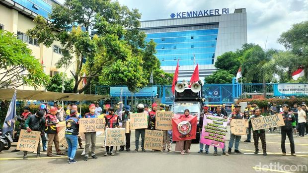 Wamenaker Immanuel Ebenezer naik mobil komando temui massa ojol. (Maulani/detikcom)
