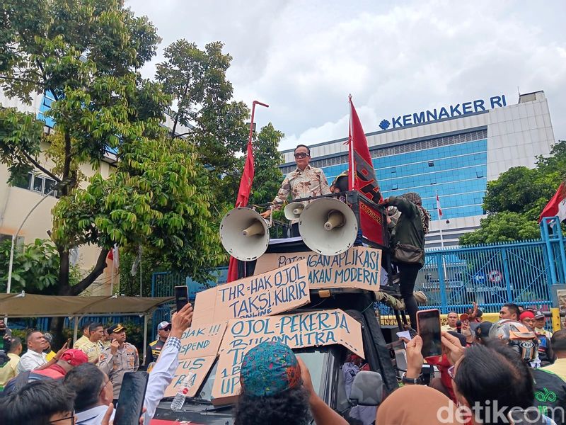 Wamenaker Temui Ojol yang Demo