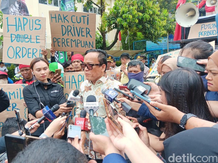 Wamenaker Temui Ojol yang Demo