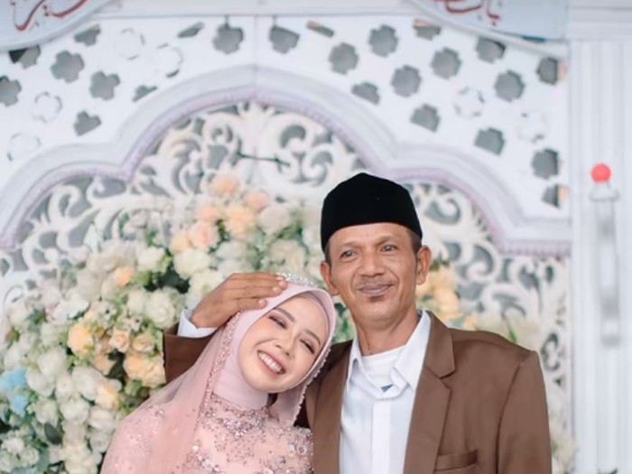 Wanita ini membagikan video saat ayahnya sendiri yang membuat dekorasi lamaran hingga pernikahan membuat haru warganet di media sosial. Postingan tersebut langsung viral.