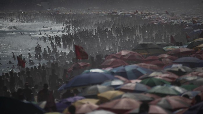Beachgoers flock to Ipanema beach during summer in Rio de Janeiro, Sunday, Feb. 16, 2025. (AP Photo/Bruna Prado)