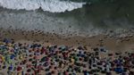 Warga Brasil Serbu Pantai Gegara Neraka Bocor