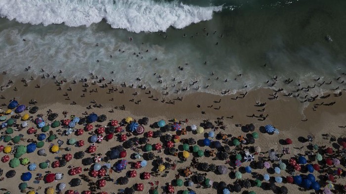 Warga Brasil Serbu Pantai Gegara 'Neraka Bocor' Beachgoers flock to Ipanema beach during summer in Rio de Janeiro, Sunday, Feb. 16, 2025. (AP Photo/Bruna Prado)