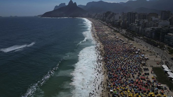 Beachgoers flock to Ipanema beach during summer in Rio de Janeiro, Sunday, Feb. 16, 2025. (AP Photo/Bruna Prado)