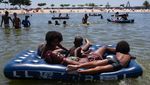 Warga Brasil Serbu Pantai Gegara Neraka Bocor