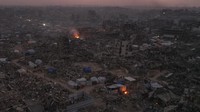Foto udara yang diambil oleh pesawat nirawak menunjukkan tenda-tenda di antara kerusakan yang disebabkan oleh serangan udara dan darat Israel di Jabaliya, Jalur Gaza, Minggu (16/2/2025).  