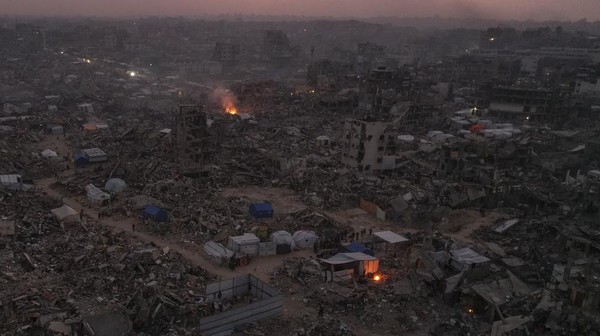 Warga Gaza Bangun Tenda di Reruntuhan Rumah