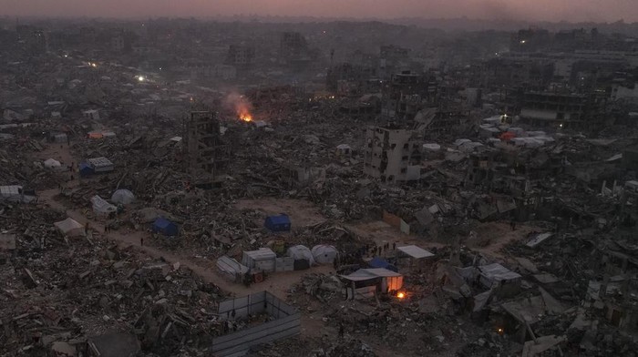Warga Gaza Bangun Tenda di Reruntuhan Rumah An aerial photograph taken by a drone shows tents between the destruction caused by the Israeli air and ground offensive in Jabaliya, Gaza Strip, on Sunday, Feb. 16, 2025. (AP Photo/Mohammad Abu Samra)