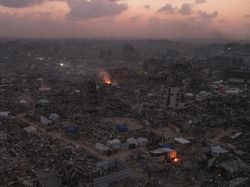 Warga Gaza Bangun Tenda di Reruntuhan Rumah