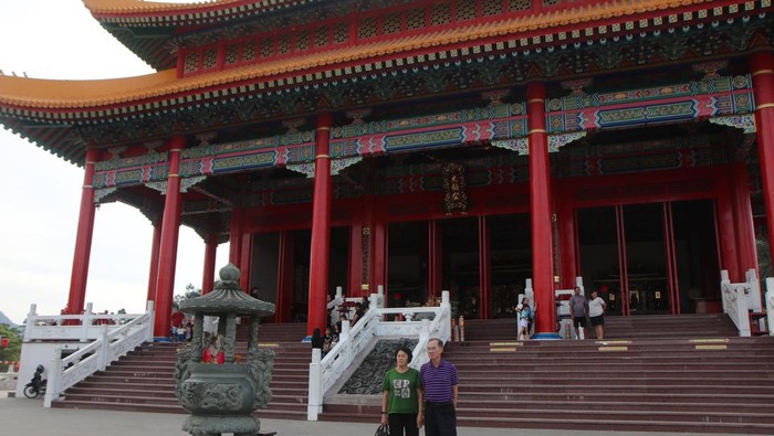 Sejumlah pengunjung berjalan di Wihara Tri Dharma Sui Kheu Thai Pak Kung di Jalan Raya Kulor di Kota Singkawang, Kalimantan Barat, Minggu (16/2/2025). Wihara Tri Dharma Sui Kheu Thai Pak Kung yang berdiri di atas lahan seluas enam hektar dan merupakan wihara terbesar di Singkawang itu menjadi salah satu destinasi wisata bagi wisatawan yang datang berkunjung ke kota tersebut. ANTARA FOTO/Jessica Wuysang/Spt.
