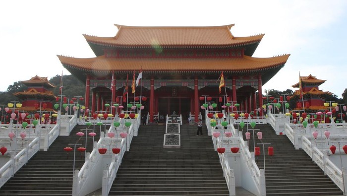 Sejumlah pengunjung berjalan di Wihara Tri Dharma Sui Kheu Thai Pak Kung di Jalan Raya Kulor di Kota Singkawang, Kalimantan Barat, Minggu (16/2/2025). Wihara Tri Dharma Sui Kheu Thai Pak Kung yang berdiri di atas lahan seluas enam hektar dan merupakan wihara terbesar di Singkawang itu menjadi salah satu destinasi wisata bagi wisatawan yang datang berkunjung ke kota tersebut. ANTARA FOTO/Jessica Wuysang/Spt.
