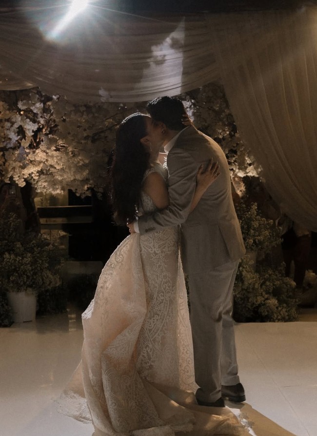 Dari keterangan unggahan diketahui bahwa Yunita dan Wicky resmi menikah pada 14 Februari, bertepatan dengan Hari Valentine. Kabar pernikahan Yunita itu sempat mengejutkan para penggemarnya karena terkesan tiba-tiba. Sebelumnya ia tak pernah membongkar rencana pernikahannya ke publik. Foto: Instagram/@yunitasiregar