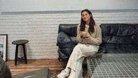 Jalan-jalan ke Korea Selatan digunakan sebagai waktu untuk menjajal kafe-kafe lokal. Far Ben Cafe yang nyaman dipilihnya sebagai tempat bersantai sejenak dengan segelas es kopi. Foto: Instagram/yunitasiregar