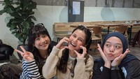 Yunita paling senang bepergian bersama teman-temannya. Datang ke kafe dan memesan es kopi susu juga pastry membuat mereka bahagia. Foto: Instagram/yunitasiregar