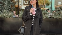 Menyambangi kafe setiap pagi tak boleh terlewat. Jus buah menyegarkan dipesannya sebagai pengganjal di antara jeda waktu makan. Foto: Instagram/yunitasiregar