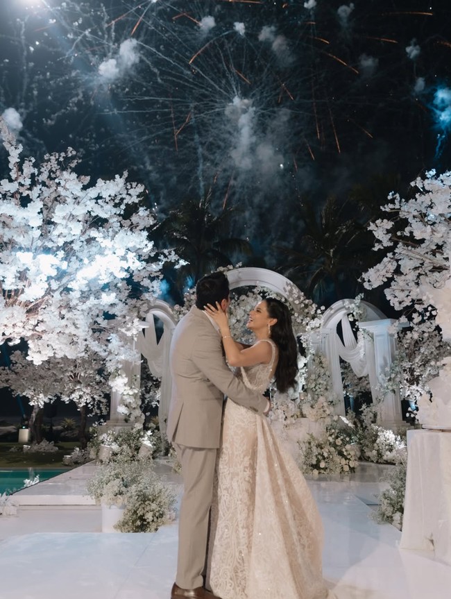Di hari bahagianya itu Yunita tampil cantik kenakan gaun putih panjang tanpa lengan. Gaun tersebut tampak cantik dan elegan dengan dipenuhi embroidery yang juga berwarna putih. Foto: Instagram/@yunitasiregar