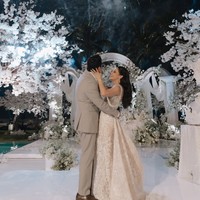 Di hari bahagianya itu Yunita tampil cantik kenakan gaun putih panjang tanpa lengan. Gaun tersebut tampak cantik dan elegan dengan dipenuhi embroidery yang juga berwarna putih. Foto: Instagram/@yunitasiregar