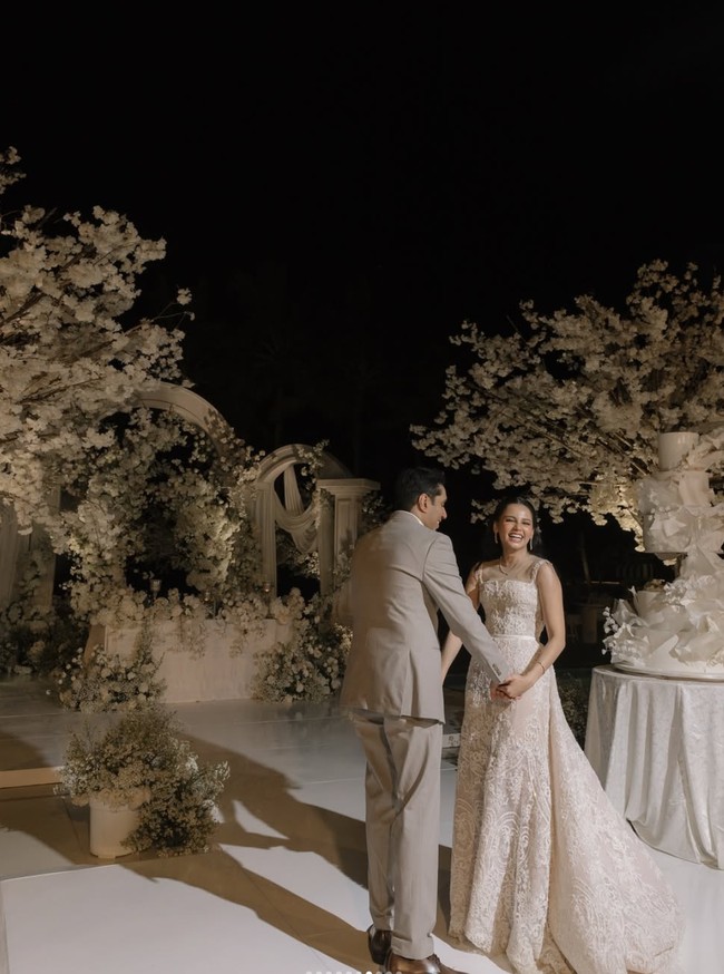 Rambut panjang Yunita tampak ditata simpel dengan dibiarkan terurai dan bergaya mermaid curl. Bagian atas rambutnya dibuat sleek dengan bagian kiri dan kanan yang dijepit ke belakang. Foto: Instagram/@yunitasiregar