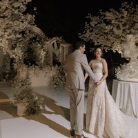 Rambut panjang Yunita tampak ditata simpel dengan dibiarkan terurai dan bergaya mermaid curl. Bagian atas rambutnya dibuat sleek dengan bagian kiri dan kanan yang dijepit ke belakang. Foto: Instagram/@yunitasiregar