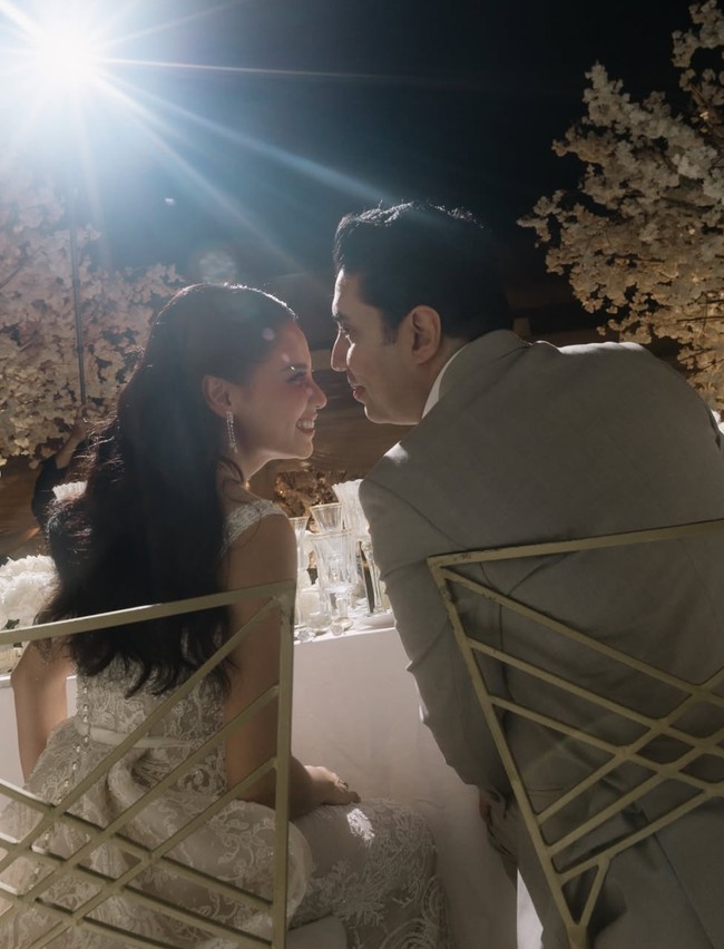 Sementara suami Yunita tampil dengan setelan jas berwarna bau-abu muda dipadukan dengan kemeja putih polos sebagai dalamannya. Foto: Instagram/@yunitasiregar