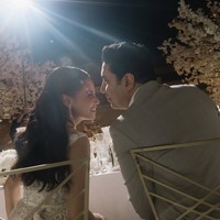 Sementara suami Yunita tampil dengan setelan jas berwarna bau-abu muda dipadukan dengan kemeja putih polos sebagai dalamannya. Foto: Instagram/@yunitasiregar