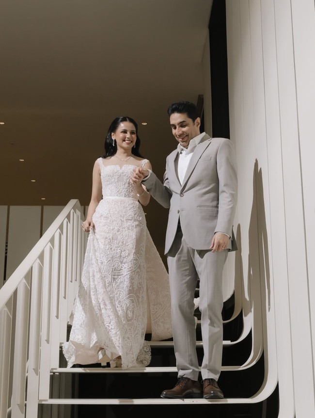 Penampilan Yunita juga kian menawan dengan sepasang anting gantung dan kalung. Sementara wajahnya terlihat cantik flawless dengan riasan glowy finish. Foto: Instagram/@yunitasiregar