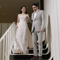 Penampilan Yunita juga kian menawan dengan sepasang anting gantung dan kalung. Sementara wajahnya terlihat cantik flawless dengan riasan glowy finish. Foto: Instagram/@yunitasiregar