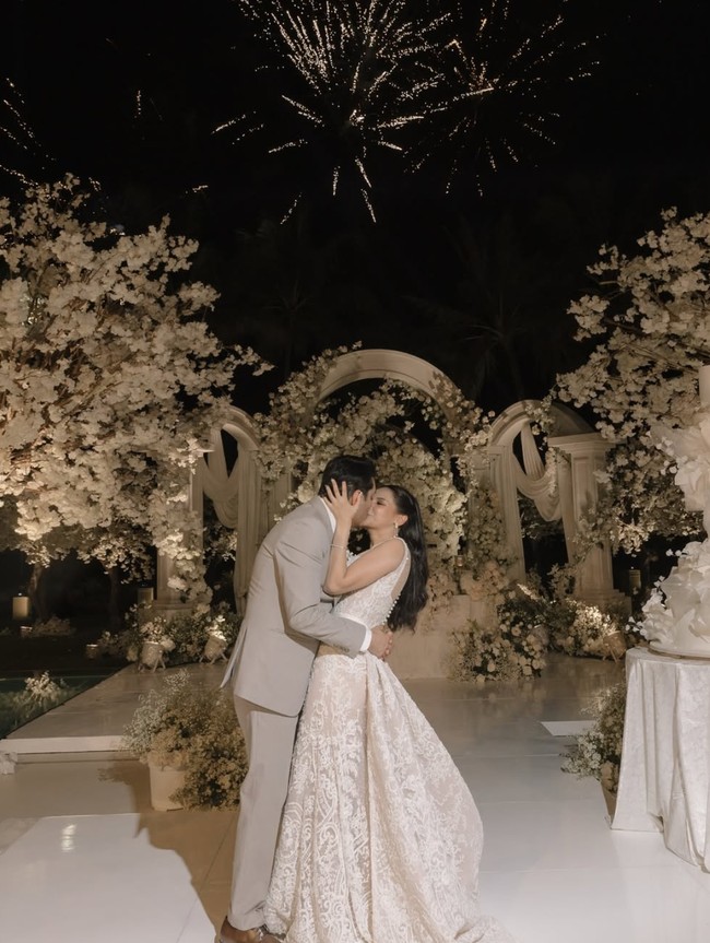 Sudah resmi menjadi pasangan suami-istri, Yunita pun memamerkan beberapa pose mesranya dengan suami. Terlihat keduanya yang begitu bahagia di hari pernikahan mereka. Foto: Instagram/@yunitasiregar