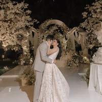 Sudah resmi menjadi pasangan suami-istri, Yunita pun memamerkan beberapa pose mesranya dengan suami. Terlihat keduanya yang begitu bahagia di hari pernikahan mereka. Foto: Instagram/@yunitasiregar