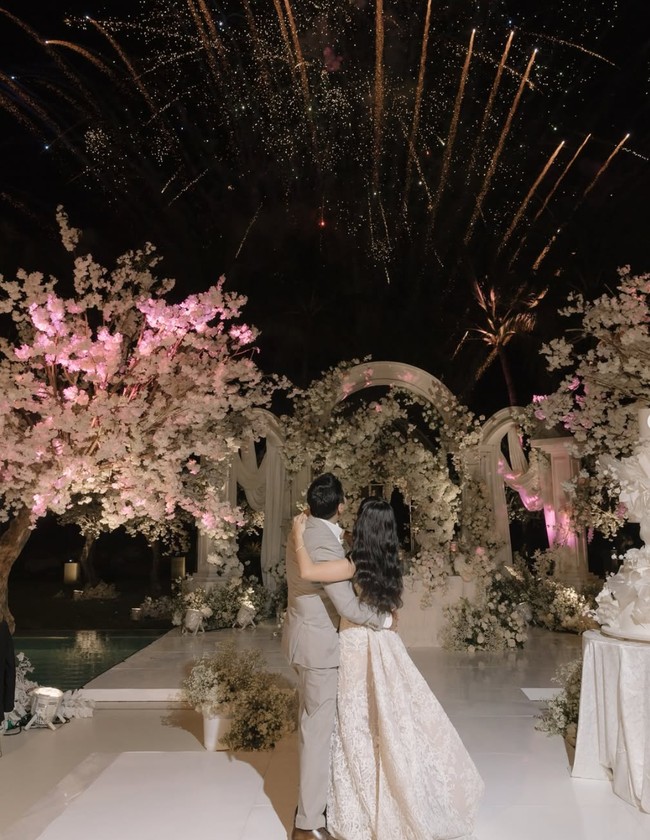 Dekorasi acara juga tak kalah bikin salfok. Serba putih, dekorasi pernikahan Yunita dan Wicky tampak simpel namun elegan dengan dipenuhi bunga. Foto: Instagram/@yunitasiregar